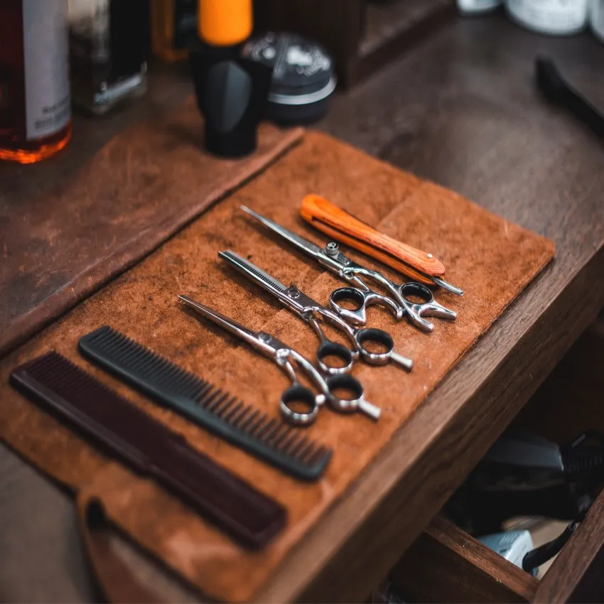 Barber podczas stylizacji włosów w Cosmetics Park