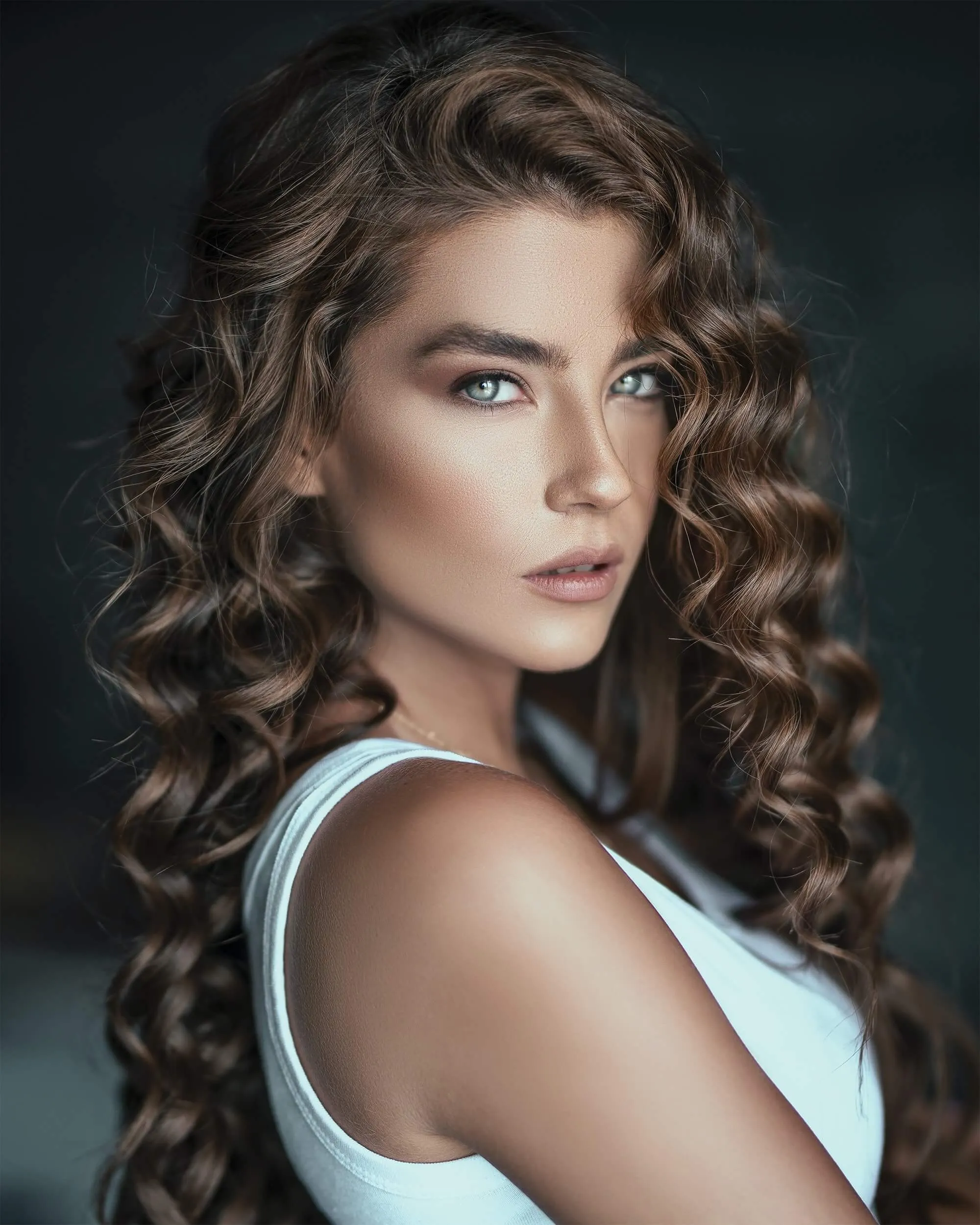 Modelka z długimi, kręconymi włosami - salon fryzjerski Cosmetics Park w Rybniku